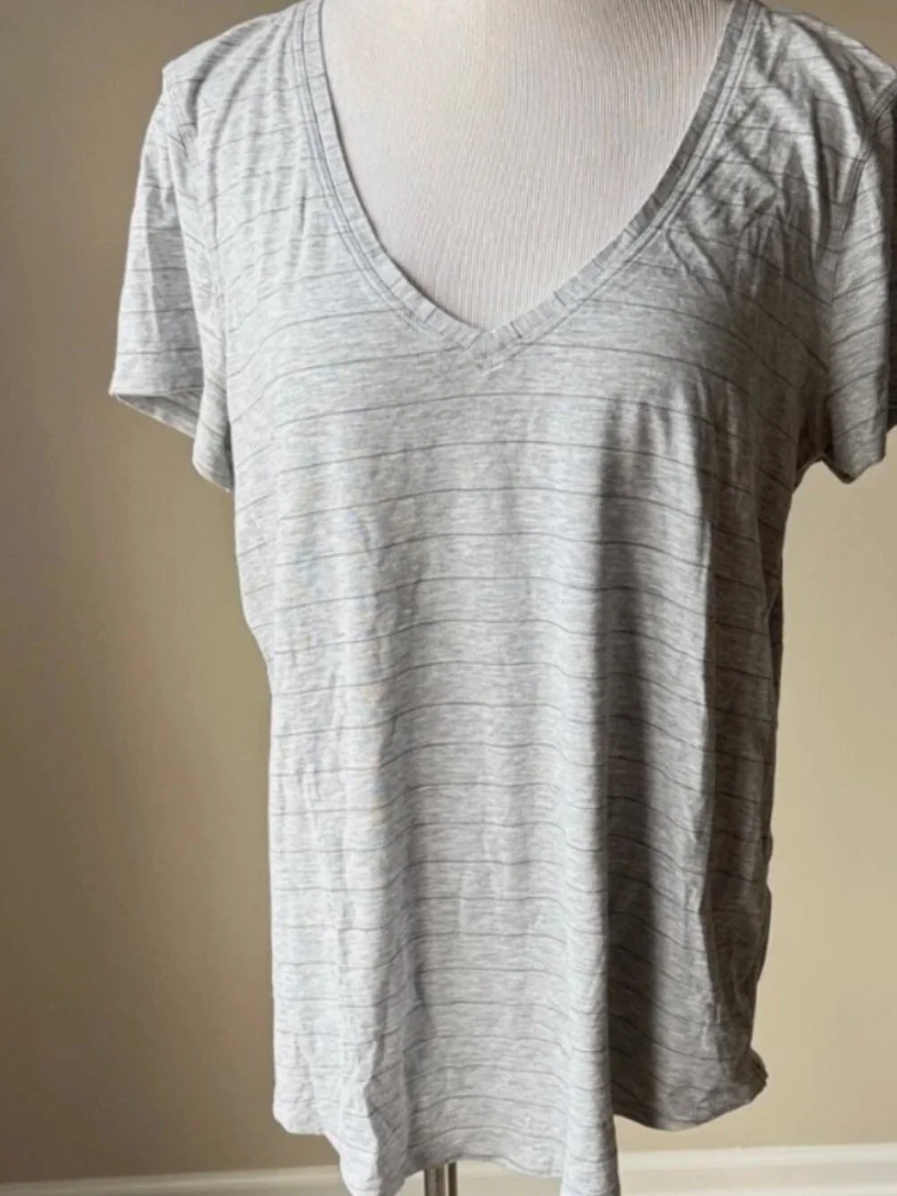 LULULEMON Women's Love V-Neck Grey Striped SS Size 8 Workout Top